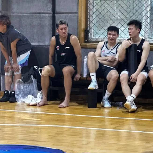 包含球队全新改革引发外界关注，球员运动员反应褒贬不一的词条