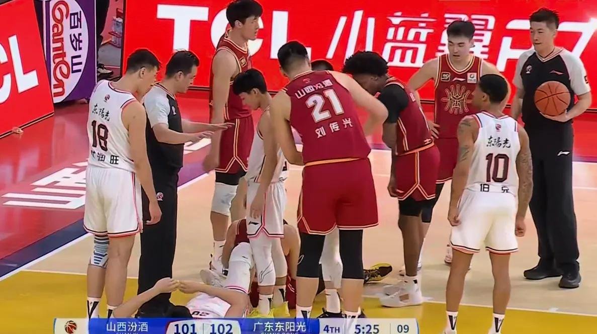 队员连番受伤，团队面临考验的简单介绍