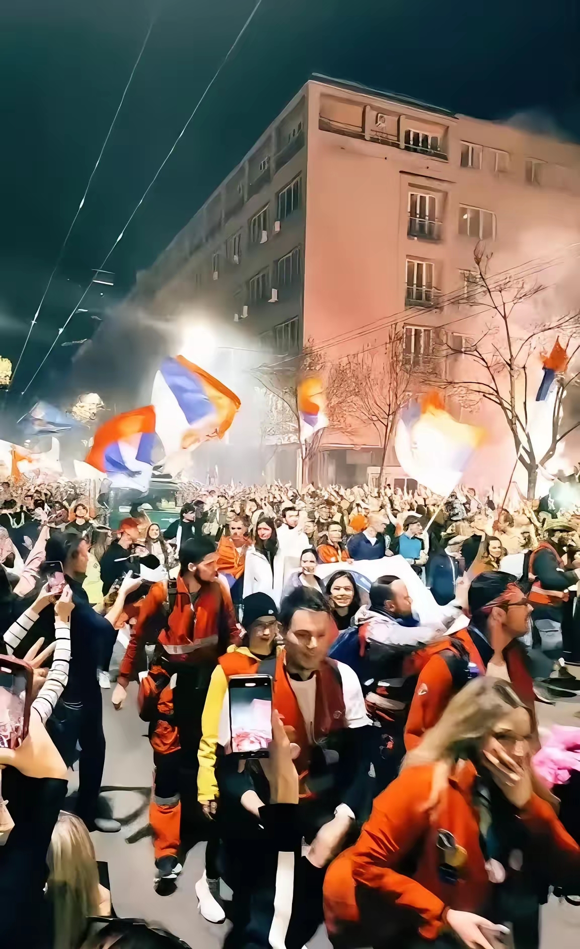 阿尔希拉尔主场氛围火爆，球迷热情助阵