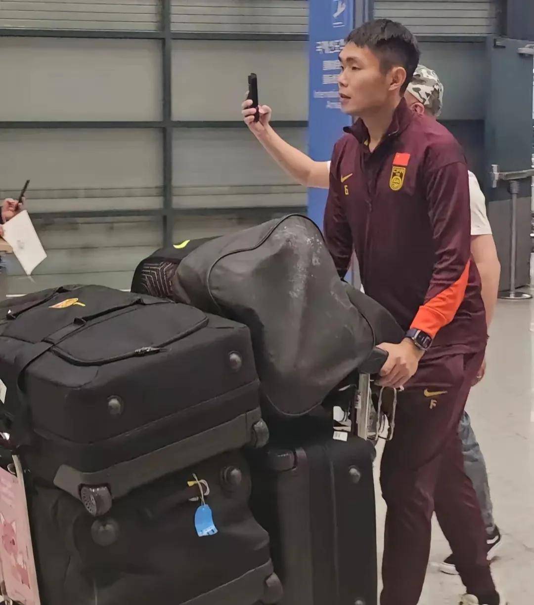 国足东亚杯行李超载引热议，球迷调侃像去代购的简单介绍