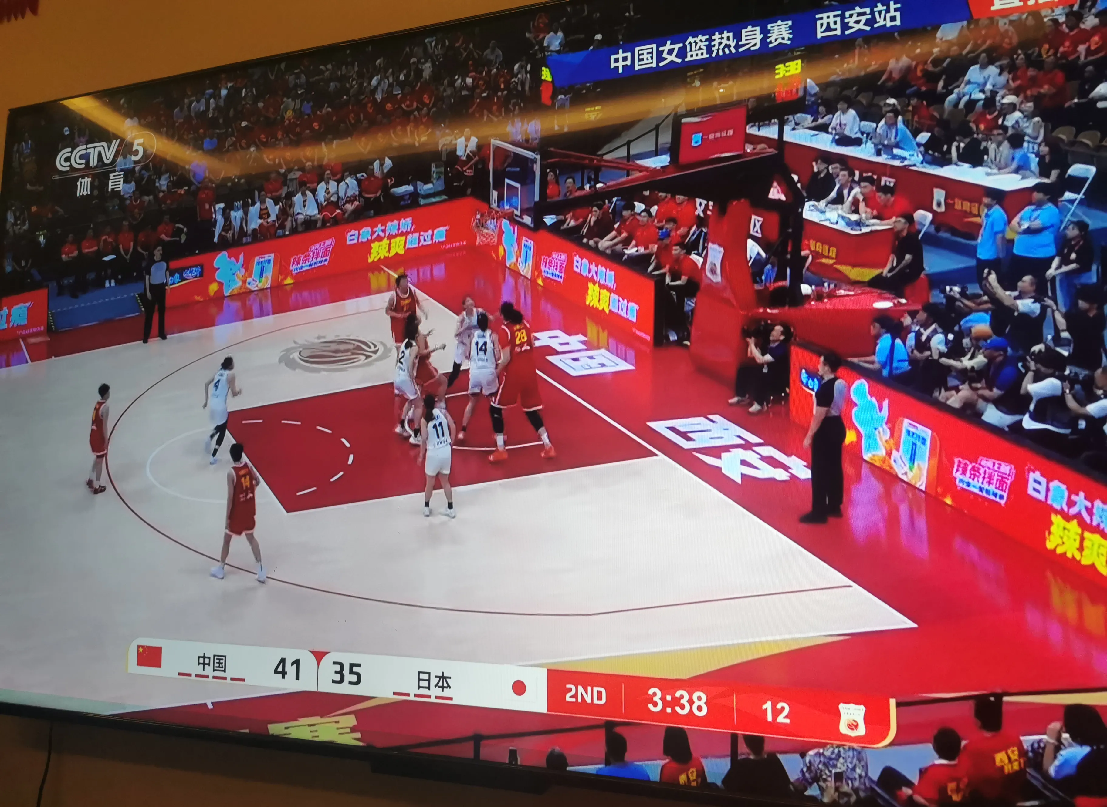 内线火力全开，球队逐渐拉开比分差距的简单介绍